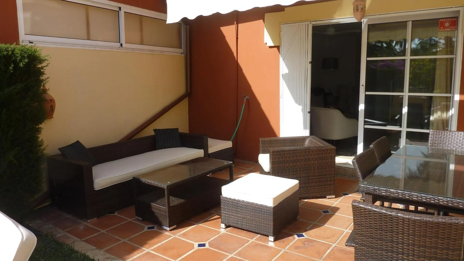 1264: 3 Bed Townhouse In Monte Biarritz Paraiso エステポナ スペイン