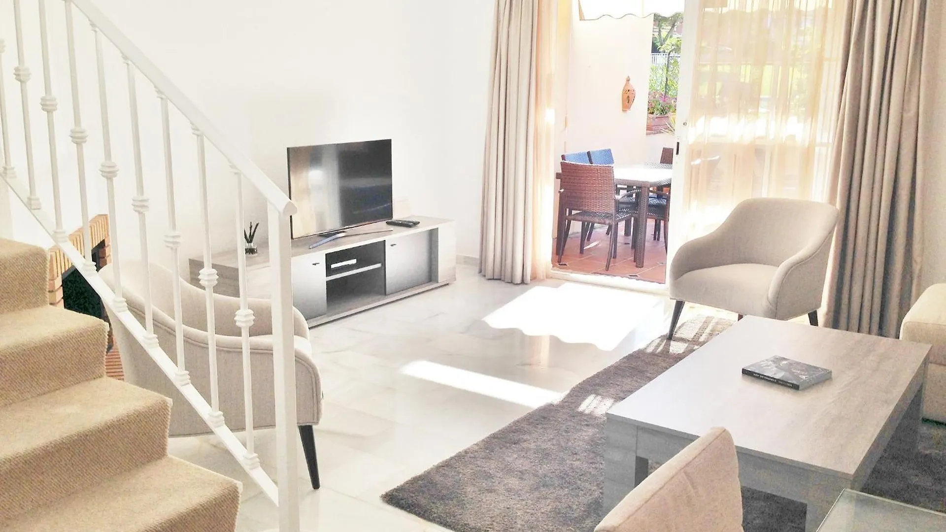 1264: 3 Bed Townhouse In Monte Biarritz Paraiso エステポナ
