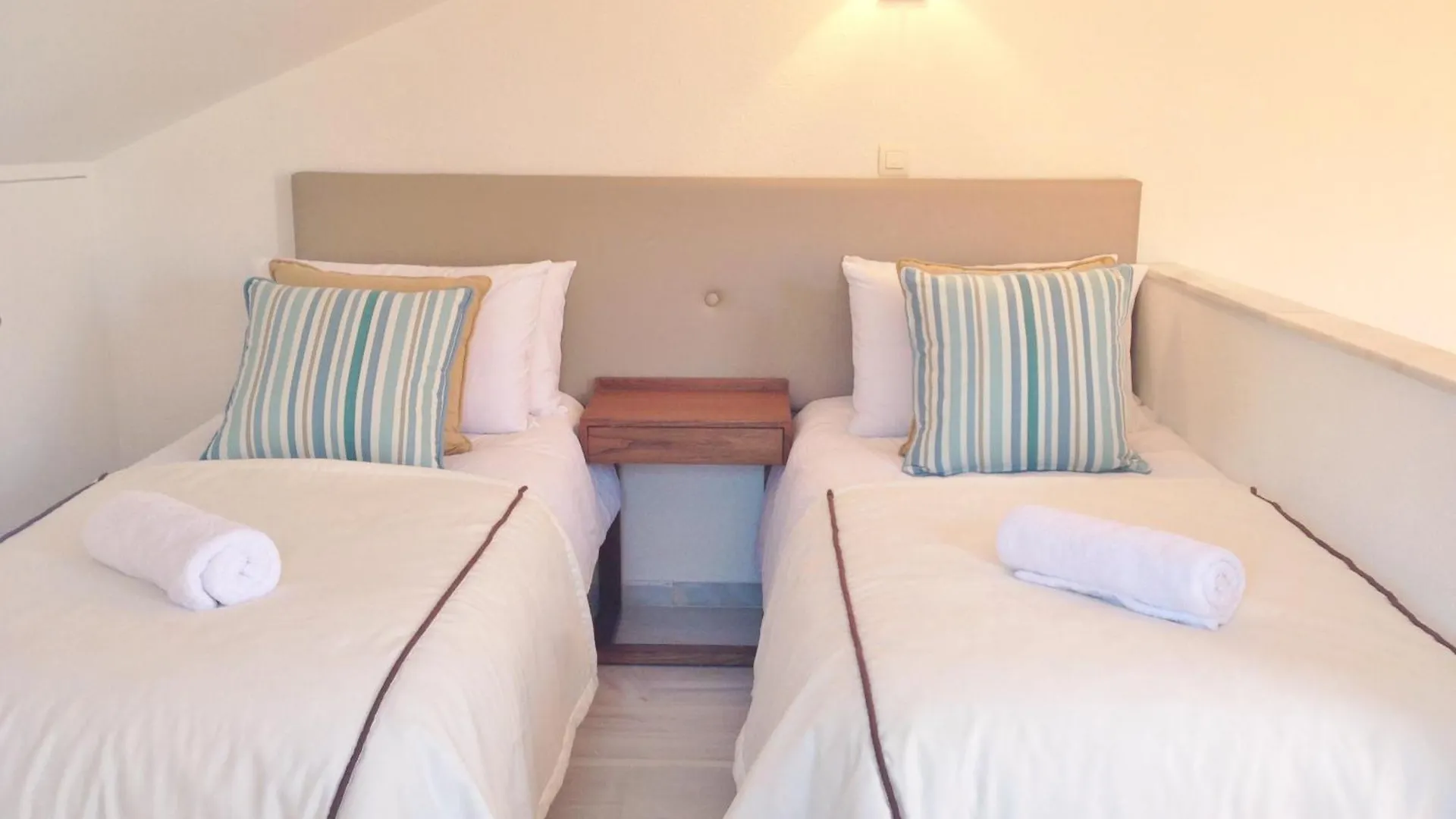 1264: 3 Bed Townhouse In Monte Biarritz Paraiso エステポナ アパート